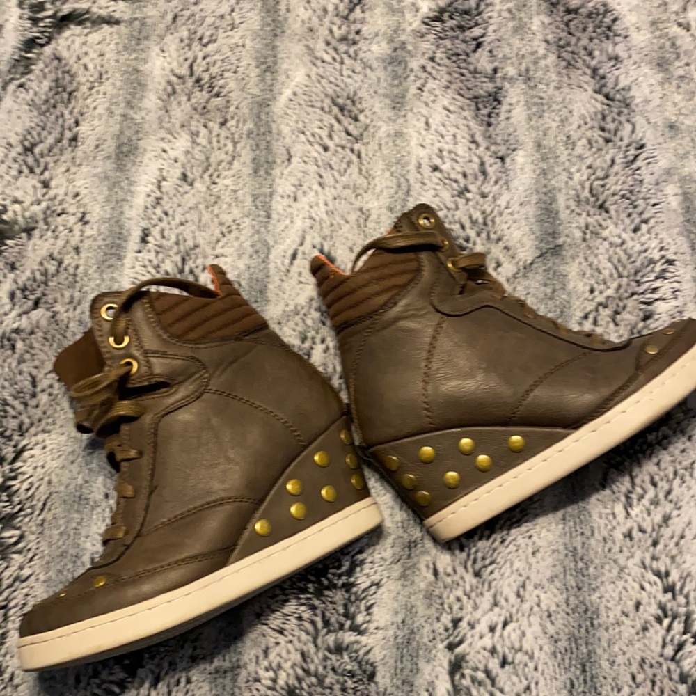 Report wedge sneakers